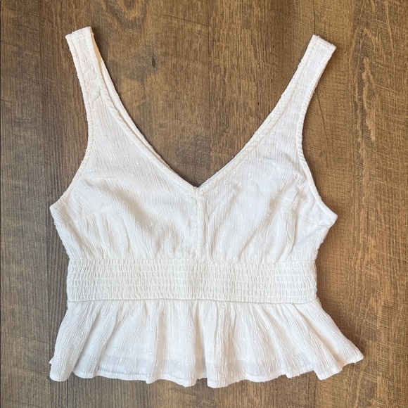 Hollister Tops - Hollister White Dotted Ruffled V-Neck Lined Tank Top Size Medium